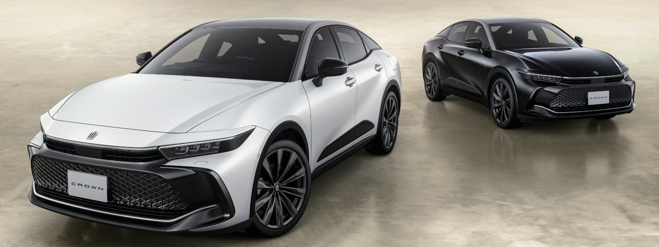 （左）：特別仕様車 CROSSOVER RS “THE 70th” （ベース車両はCROSSOVER RS）